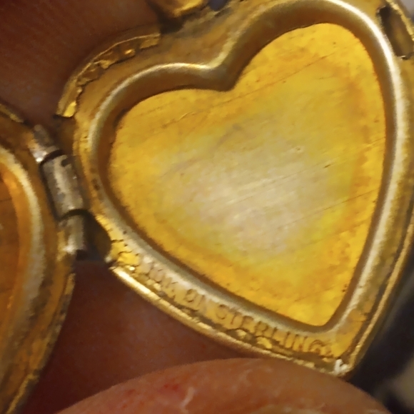 Sweet Etched 1/20 10K Gold On Sterling Silver Heart Shaped Locket - Picture 6 of 6